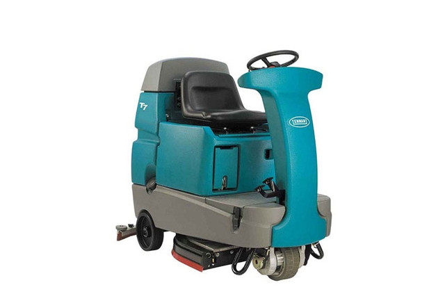 Like NEW!! Tennant T7 Ride On Floor Scrubber in Other Business & Industrial in Moncton