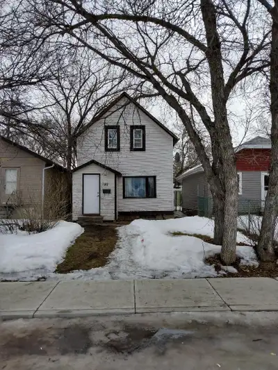 HOUSE FOR SALE: Large beautiful three bedrooms house for sale in central area of the city close to a...