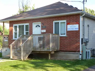 27B***VERY NICE NEWER 5-BEDROOM UNIT WITH THE USE OF YARD CLOSE TO WLU *This is student housing only...