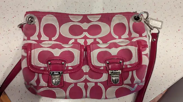 Genuine Coach Purse in Excellent Condition628647446794271210