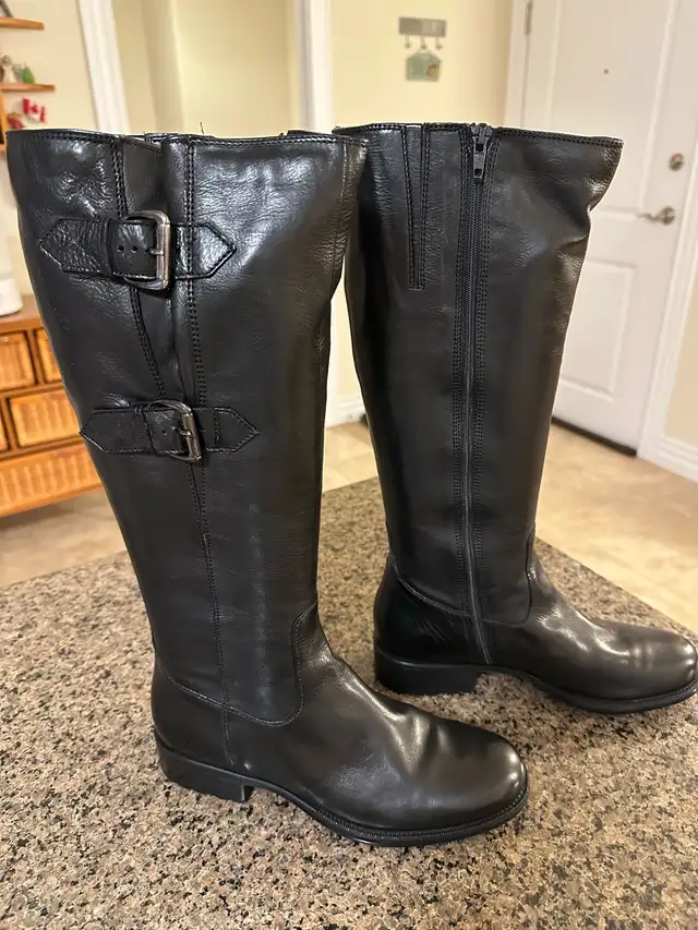 Ladies  Brand New Leather Boots Size 7.5 in Women's - Shoes in Bedford - Image 3