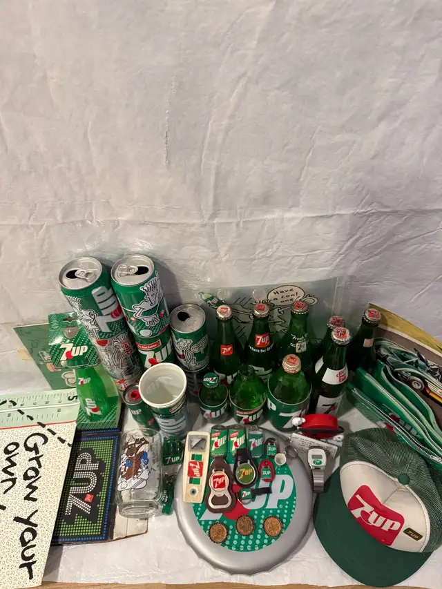 A vintage collection of 7up  in Arts & Collectibles in Petawawa - Image 6