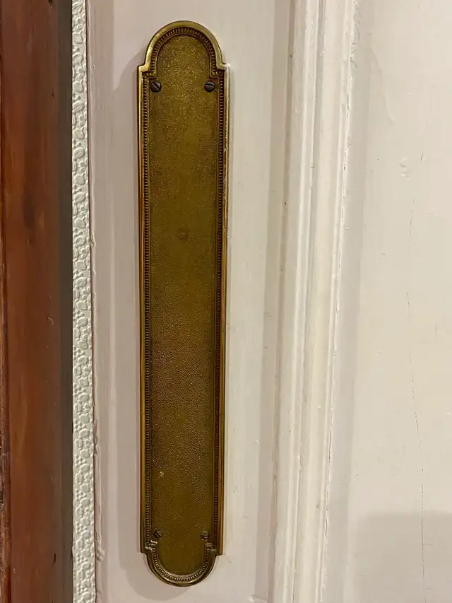 Porte battante / Swinging door in Windows, Doors & Trim in City of Montréal - Image 6