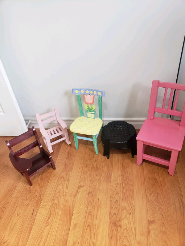 Porcelain dolls and chairs in Arts & Collectibles in Hamilton - Image 4