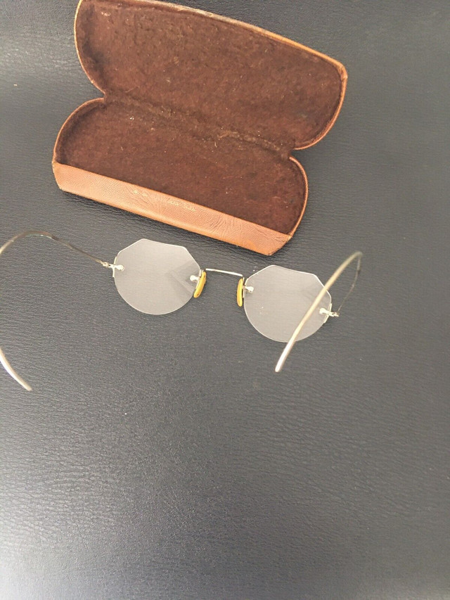 Antique B&L (bausch&lomb) eyeglasses with original case. in Arts & Collectibles in Markham / York Region - Image 4