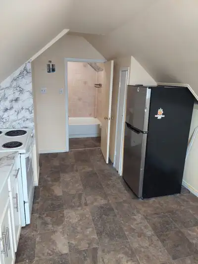 Available May 1. 1 bedroom apartment in a quiet building close to all amenities and downtown New Gla...