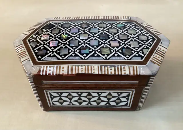 Small Abalone & Mother of Pearl Inlaid Wood Jewelry Keepsake Box in Home Décor & Accents in West Island - Image 2
