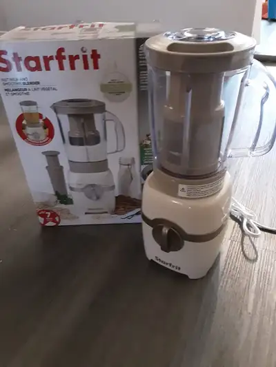 La machine à lait de noix et le mélangeur à smoothie Starfrit sont le compagnon de cuisine idéal pou...