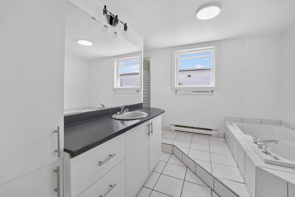 GRAND 5 1/2 RÉNOVÉ ST-JÉRÔME, AC, STATIONNEMENT, À 2 MIN 5