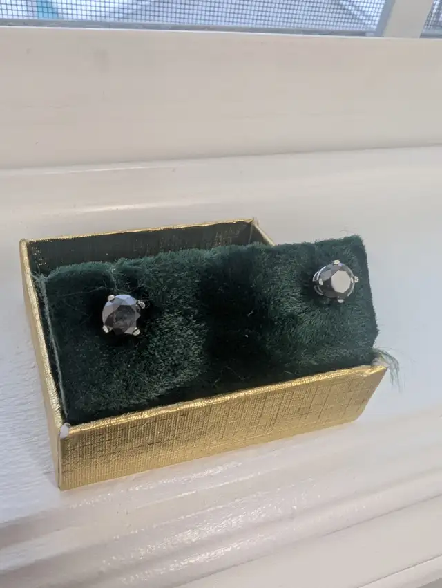 New 14K White Gold Diamond Earrings For Sale in Jewellery & Watches in London - Image 2