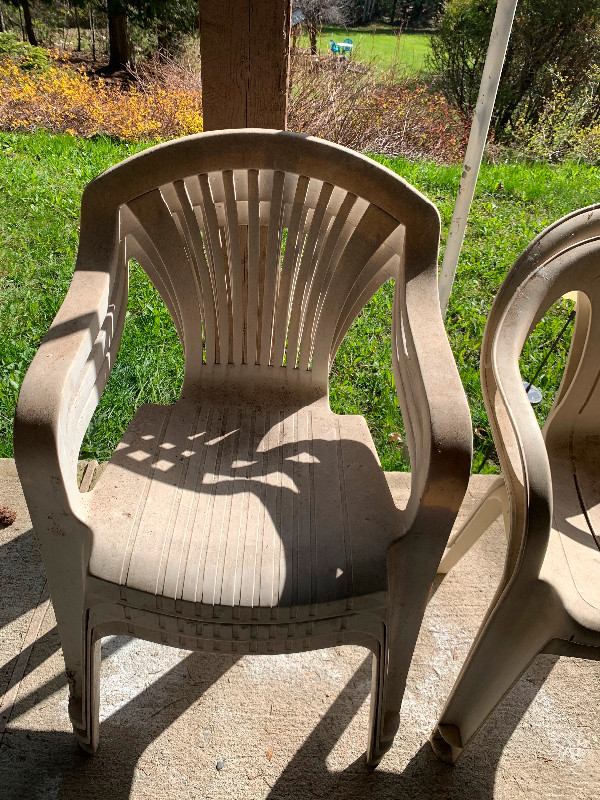 Glass patio table plus 5 plastic chairs in Patio & Garden Furniture in Kamloops - Image 3