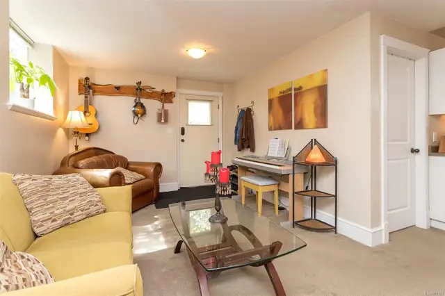 Furnished, renovated Garden Suite in Fairfield Gonzales Victoria in British Columbia in Canada - Image 3