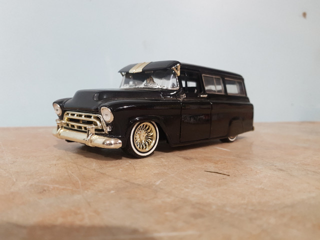 1957 Chevrolet suburban, 1/24 diecast, 8.5" long in Arts & Collectibles in Sarnia - Image 2