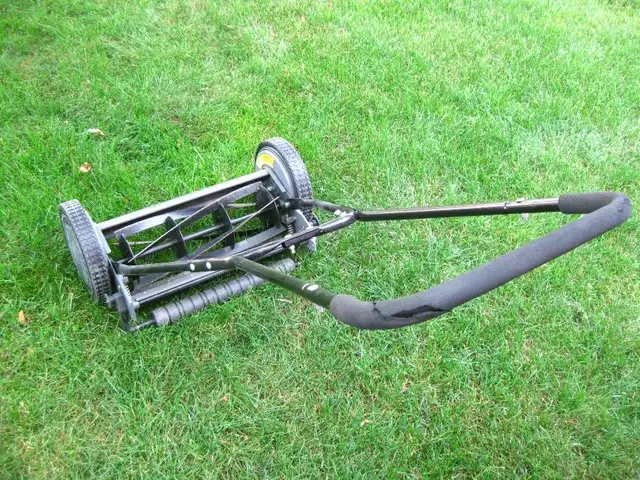 Duramax 16" Hand Push Lawn Mower Manual Push Reel Mower in Lawnmowers & Leaf Blowers in Kitchener / Waterloo - Image 7