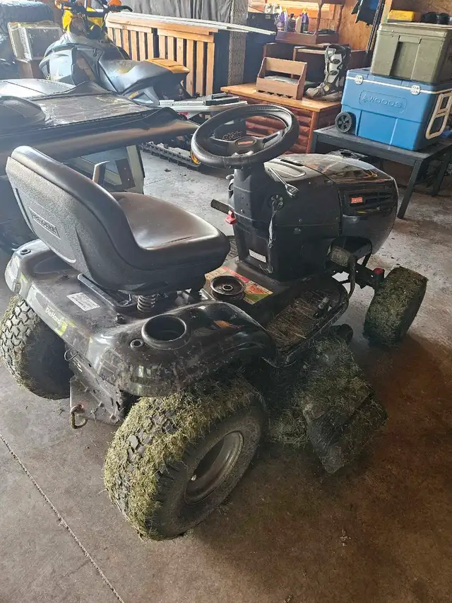 Lawn Tractor in Lawnmowers & Leaf Blowers in Napanee - Image 5