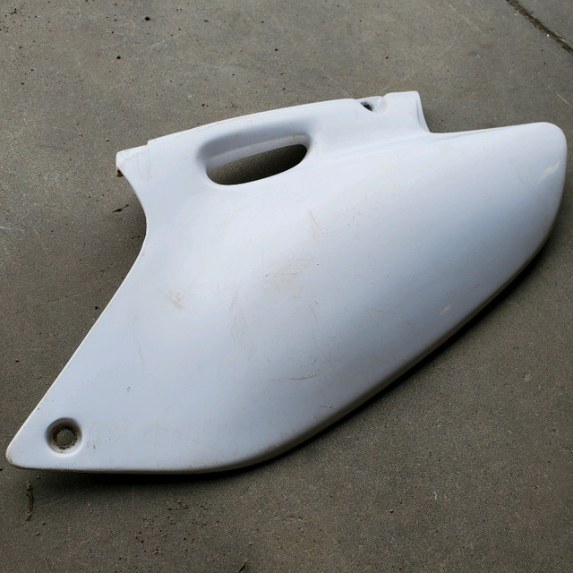 98-02 Yamaha YZ/WR 250F/400F/426F UFO Left Side Panel in Motorcycle Parts & Accessories in Brantford - Image 2