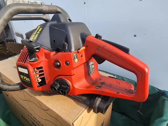 Sears Craftsman Chain Saw 18" Bar 42cc Displacement in Lawnmowers & Leaf Blowers in Windsor Region - Image 5