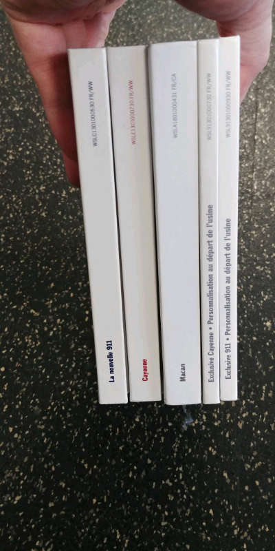 Porsche 5 livrets  Édition 2012  (4) et 2017 (1) in Arts & Collectibles in City of Montréal - Image 8