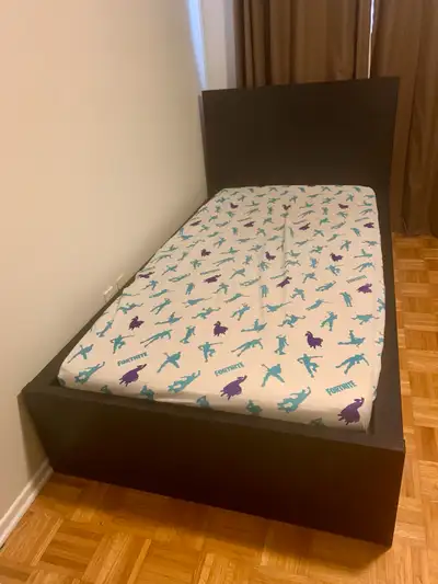 This is a used twin bed frame, but it's still in great shape and ready for a new home! It features a...