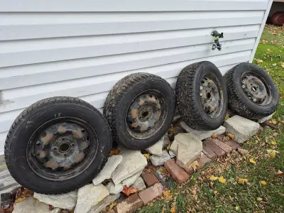 Utilisés qu'un seul hiver (8/32) donc encore très bons 4 pneus cloutés sur Rim Toyo G3 ICE Raison de...