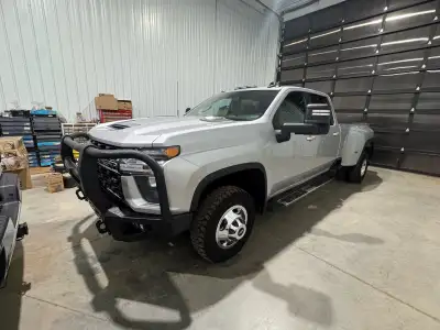 2020 Silverado 3500 Duramax Crew , 179km , spray box liner, 5 th wheel hitch option, Grid Iron bumpe...