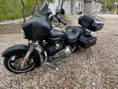 2013 street glide, 2 into one header, 12 inch bars, quick attach trunk, updated stereo, 50,000 kms