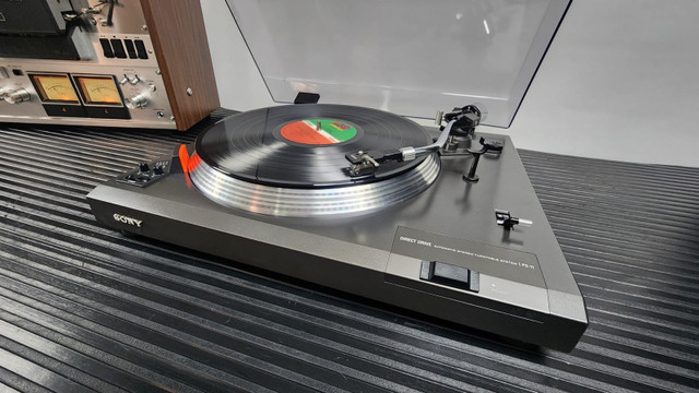 SONY DIRECT DRIVE AUTOMATIC STEREO TURNTABLE MODEL PS-11 in General Electronics in Ottawa