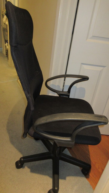 High back office chair with arm rest (Delivery neg) in Chairs & Recliners in Ottawa - Image 3