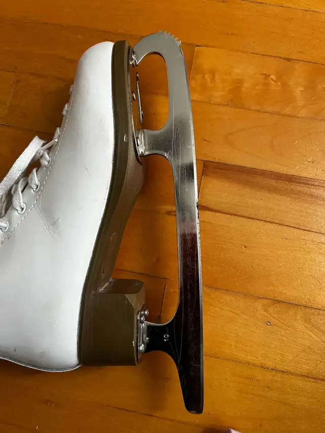 Ice skates size 7 US Women - Patins taille 7 US Femmes in Skates & Blades in Laval / North Shore - Image 5