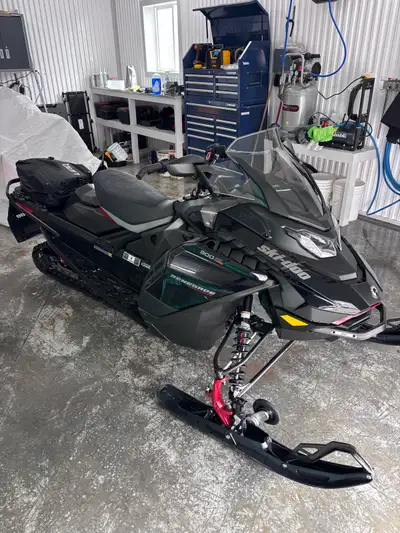 Skidoo Renegade Enduro 900 ace turbo 2025 8000 km,inclus : rouski, sac linq, courroie de rechange, m...