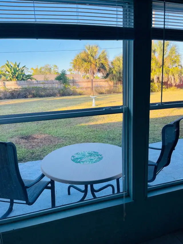 Excape Winter, in a well established, quiet, safe neighborhood in Florida in Canada - Image 5