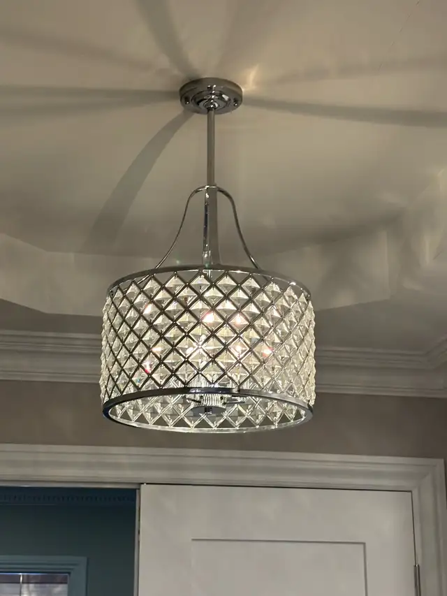Chandelier in Indoor Lighting & Fans in City of Montréal - Image 2