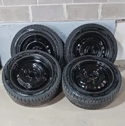 Pneus hivers Yokohama 205/60/R16 accord très bon avec jantes Nissan allait sur nissan kicks peut fai...