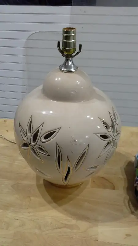 VINTAGE TABLE LAMP in Indoor Lighting & Fans in West Island - Image 2
