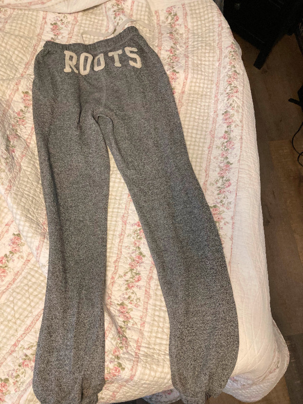 ROOTS sweat pants in Women's - Bottoms in Annapolis Valley - Image 3