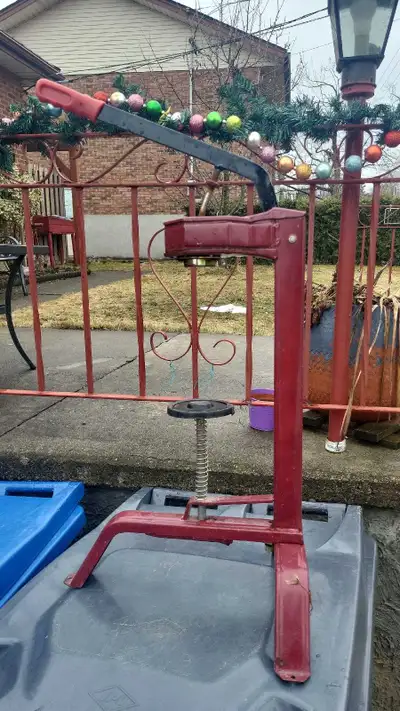 Floor standing, wine bottle corker, full steel construction, 50+corks incl.no hold.