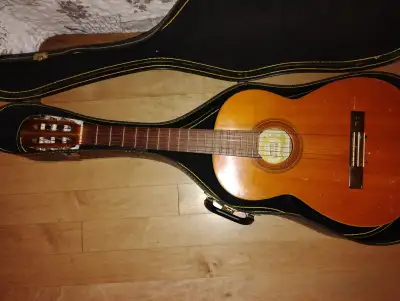 Guitare classique Suzuki datant 1972 avec étui, View more