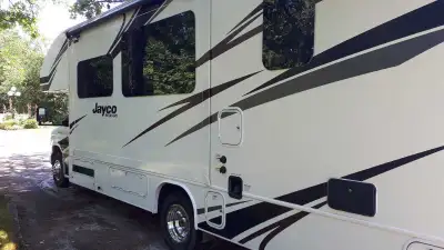 sleeps 5 very clean, no smokers and no pets 6.8 cubic inch V 10 ford E450 gasoline 2 slide outs with...