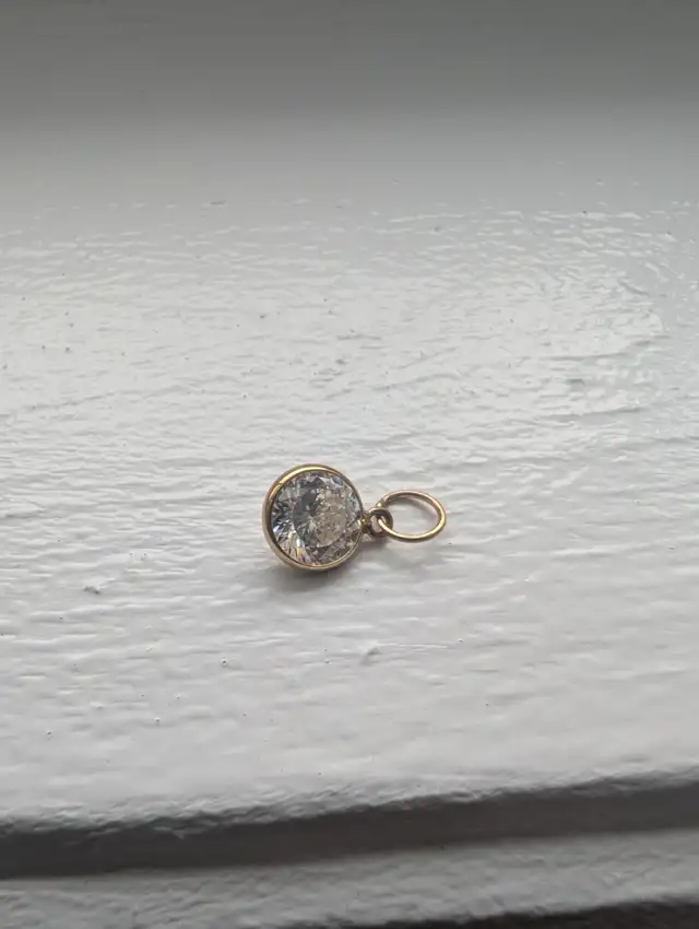 Brand New 10KT Gold Moissanite Necklace Pendant For Sale in Jewellery & Watches in London - Image 2
