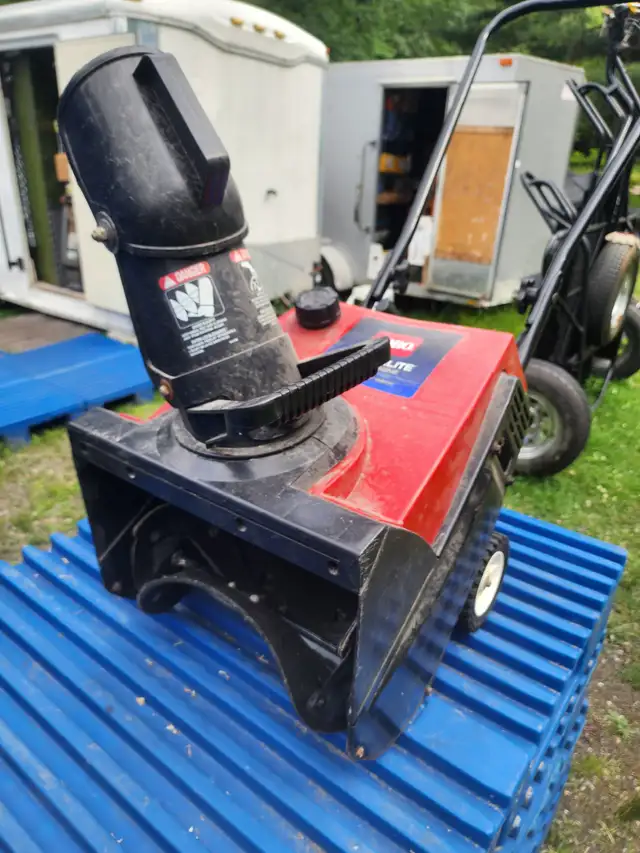 Toro Piwerlite 98cc Engine 16" Width/Cut 2 Stroke Snowblower in Snowblowers in Windsor Region - Image 7