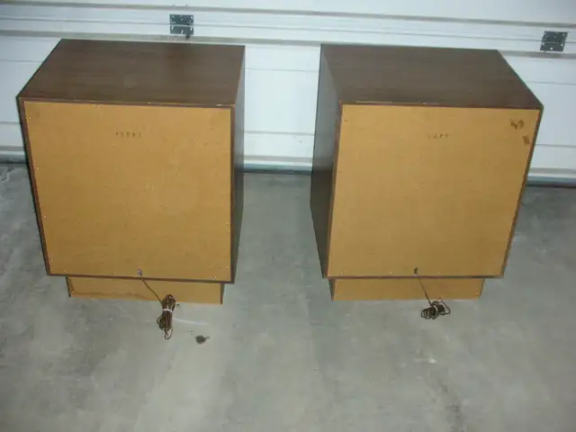 Pair of Vintage Toshiba Stereo Speakers in Speakers in Calgary - Image 8