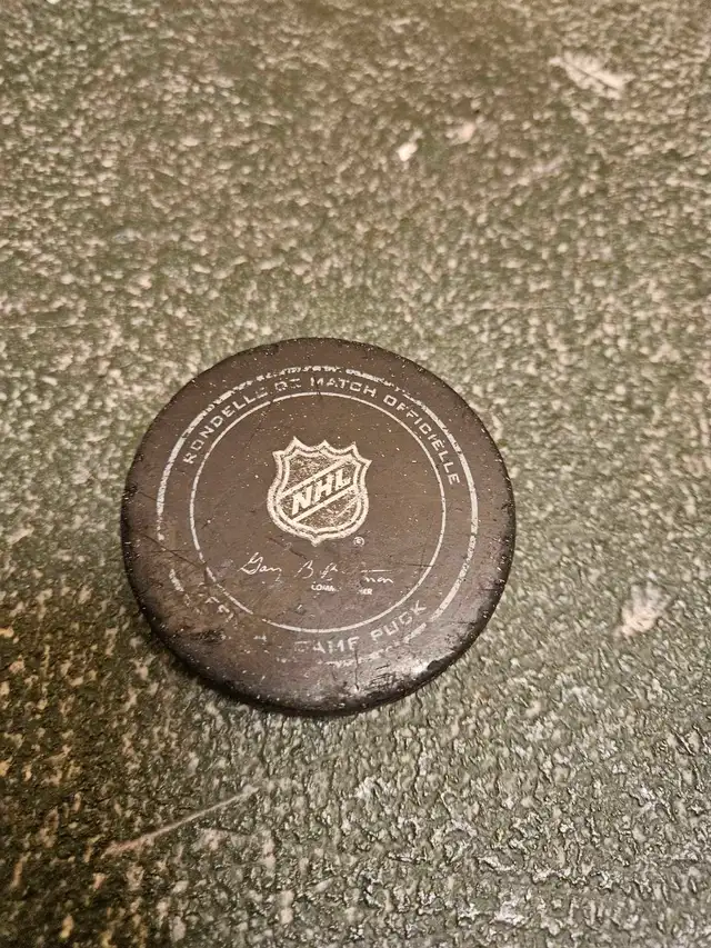 Official Boston Bruins NHL hockey puck/rondelle63005667940995123