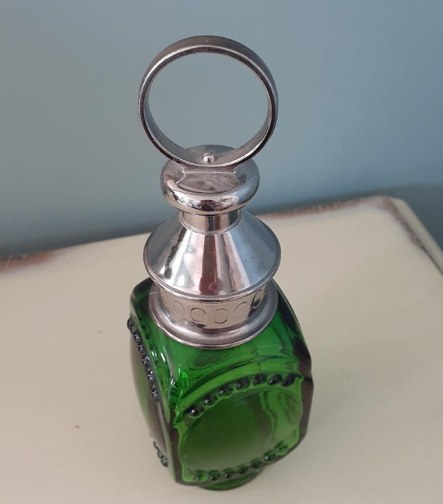 Vintage 1974 Avon Whale Oil Lantern Cologne Green Glass Decanter in Arts & Collectibles in Markham / York Region - Image 3