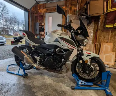 Kawasaki Z400 ABS, 2022. C'est la moto de ma femme. Garantie complète Kawasaki jusqu'en août 2027. L...