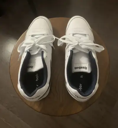 Step up your shoe game with these Reebok shoes, a classic style in a youth size 5. These shoes are i...