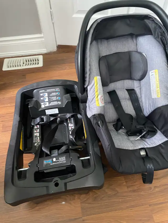 baby car seat in Strollers, Carriers & Car Seats in Oakville / Halton Region - Image 5