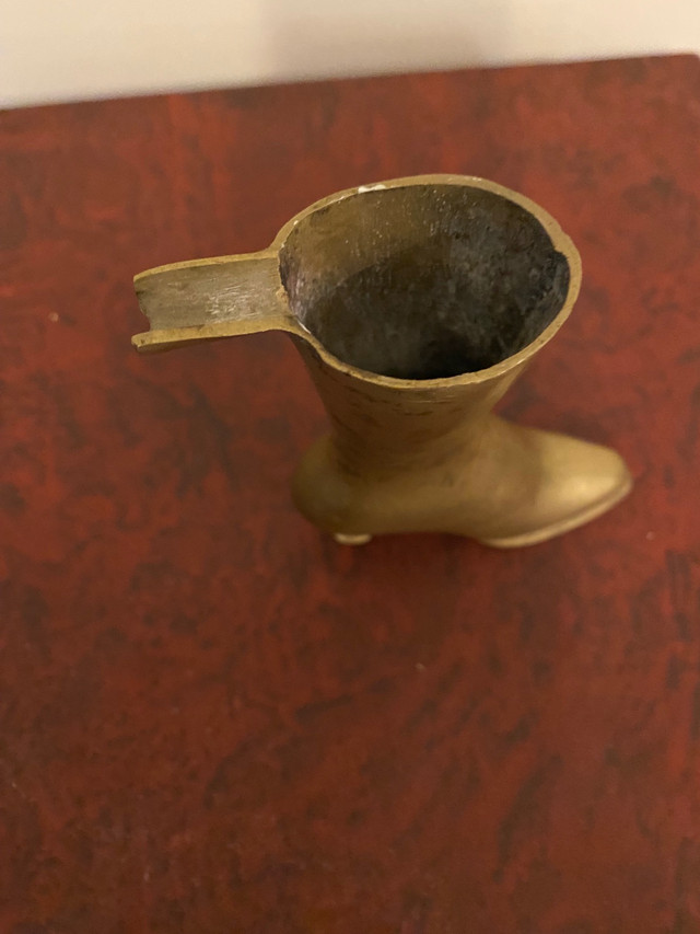 Vintage Victorian solid brass lady boot ashtray.4”x4”. in Arts & Collectibles in Markham / York Region - Image 4