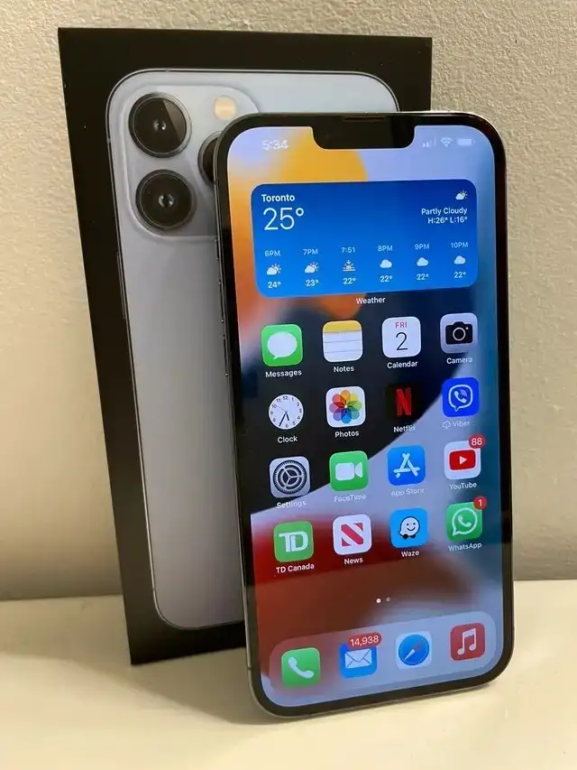 iPhone 13 Pro Max 256GB with Accessories in Cell Phones in Mississauga / Peel Region - Image 3