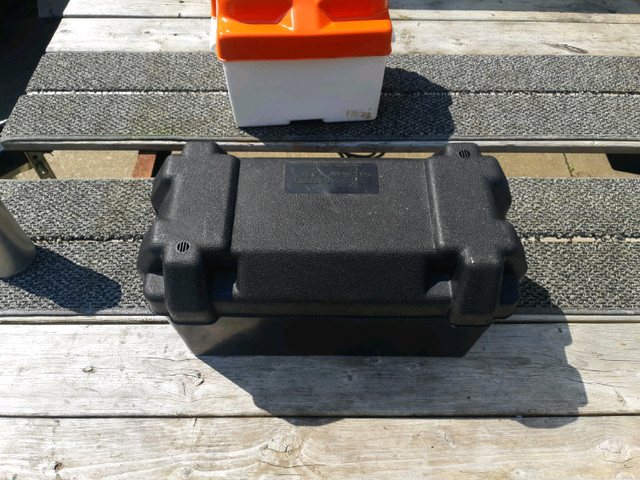 Used Large - Marine battery box in great shape - $25 !! in Boat Parts, Trailers & Accessories in City of Halifax - Image 2