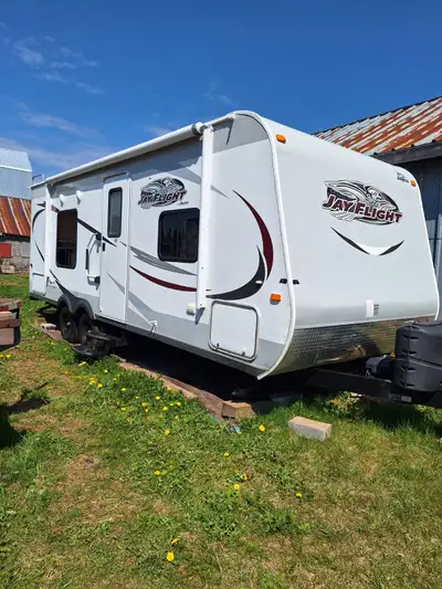 22 foot long camper with Lots of storage. Power Awning. Power Jack. Air Condition. Water heater work...